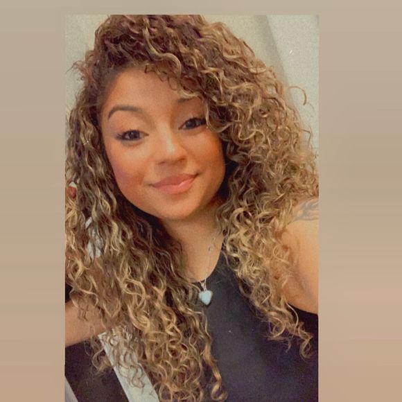 Poshmark profile picture for @leydy